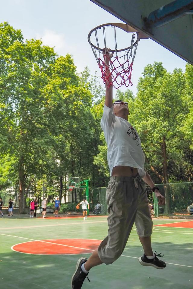 这名武大新生身高2米，床要加长，摸到篮筐so easy…休闲区蓝鸢梦想 - Www.slyday.coM