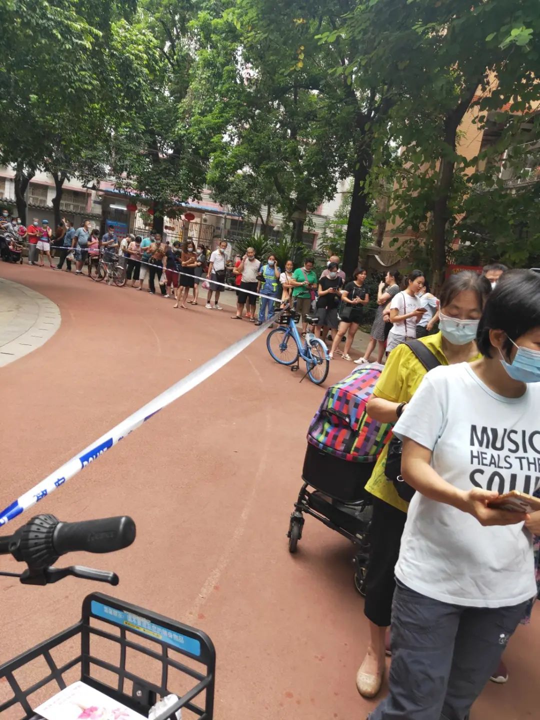 大东街核酸检测现场，居民自发做志愿者支援！休闲区蓝鸢梦想 - Www.slyday.coM