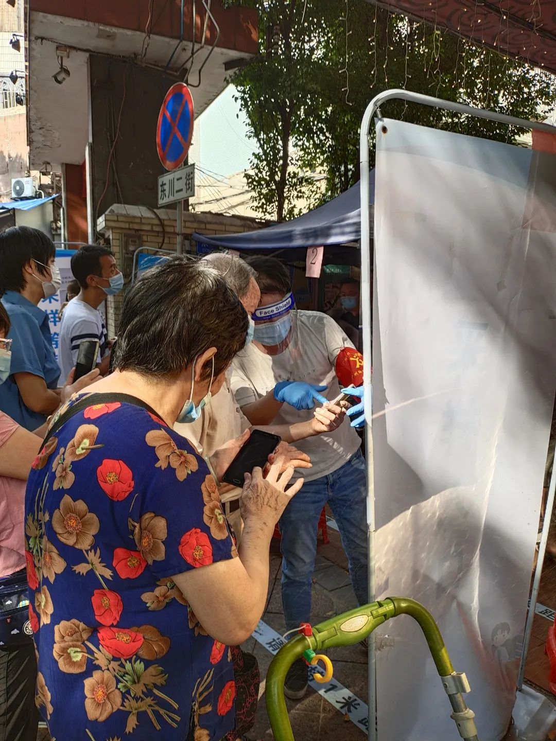 大东街核酸检测现场，居民自发做志愿者支援！休闲区蓝鸢梦想 - Www.slyday.coM