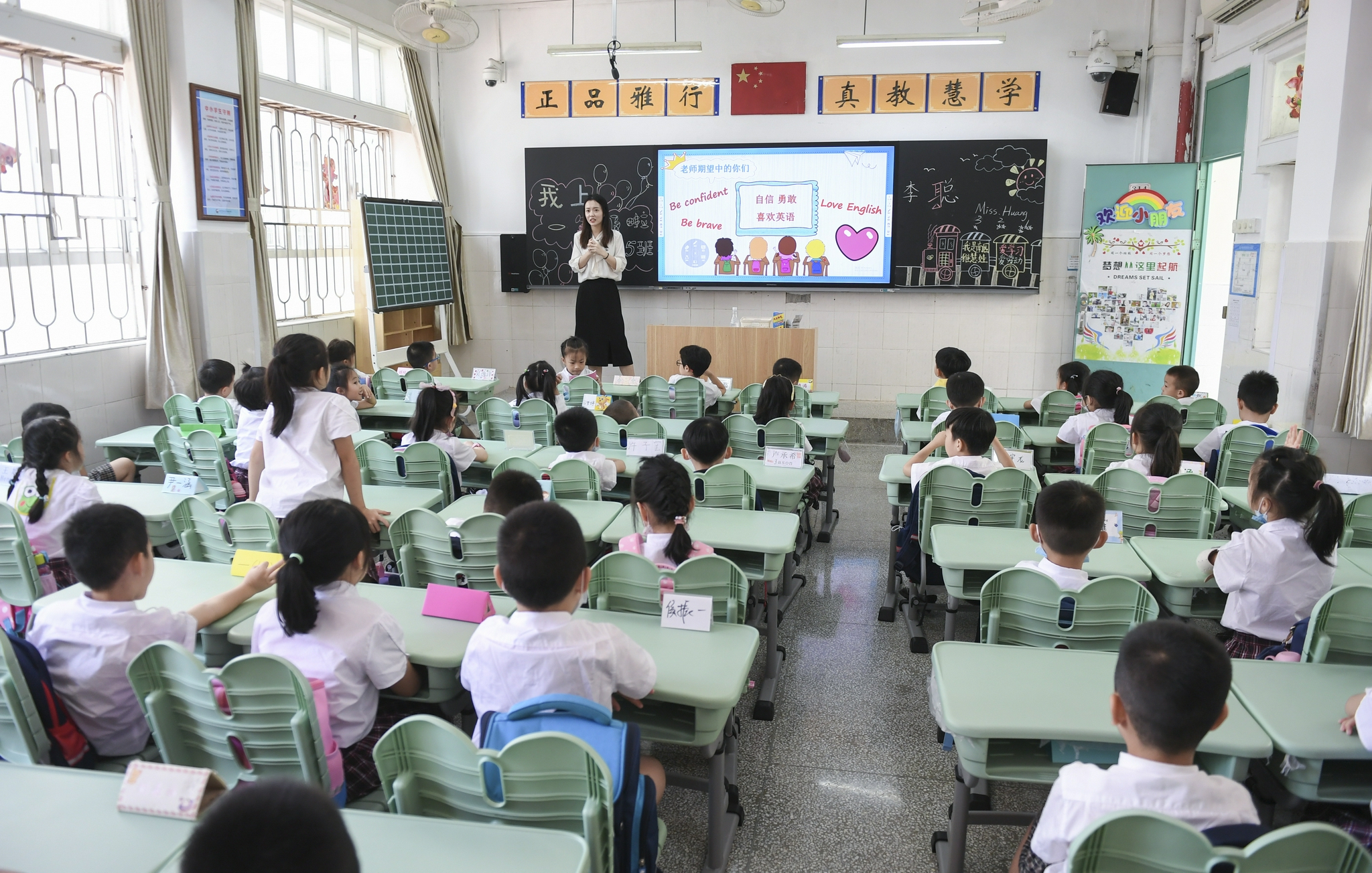 9月1日,在深圳市福田区南园小学一(15)班,黄晓蕾在英语课上授课.