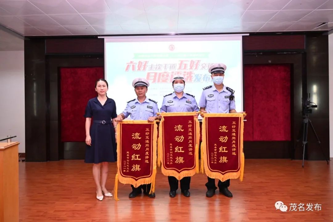 会上 为积极参与评选活动的市民 颁发"创文巩卫热心市民奖"