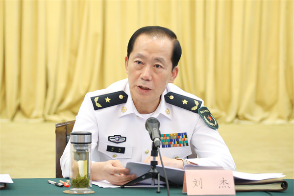 图说:市委常委,上海警备区司令员刘杰通报有关情况.