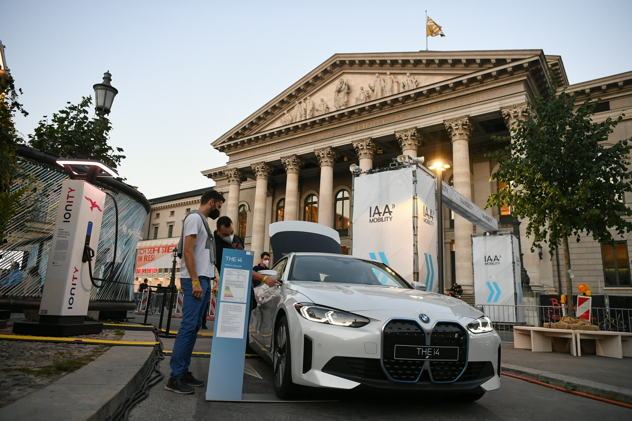 9月8日,人们在德国慕尼黑国际车展梅赛德斯-奔驰汽车户外展区参观.