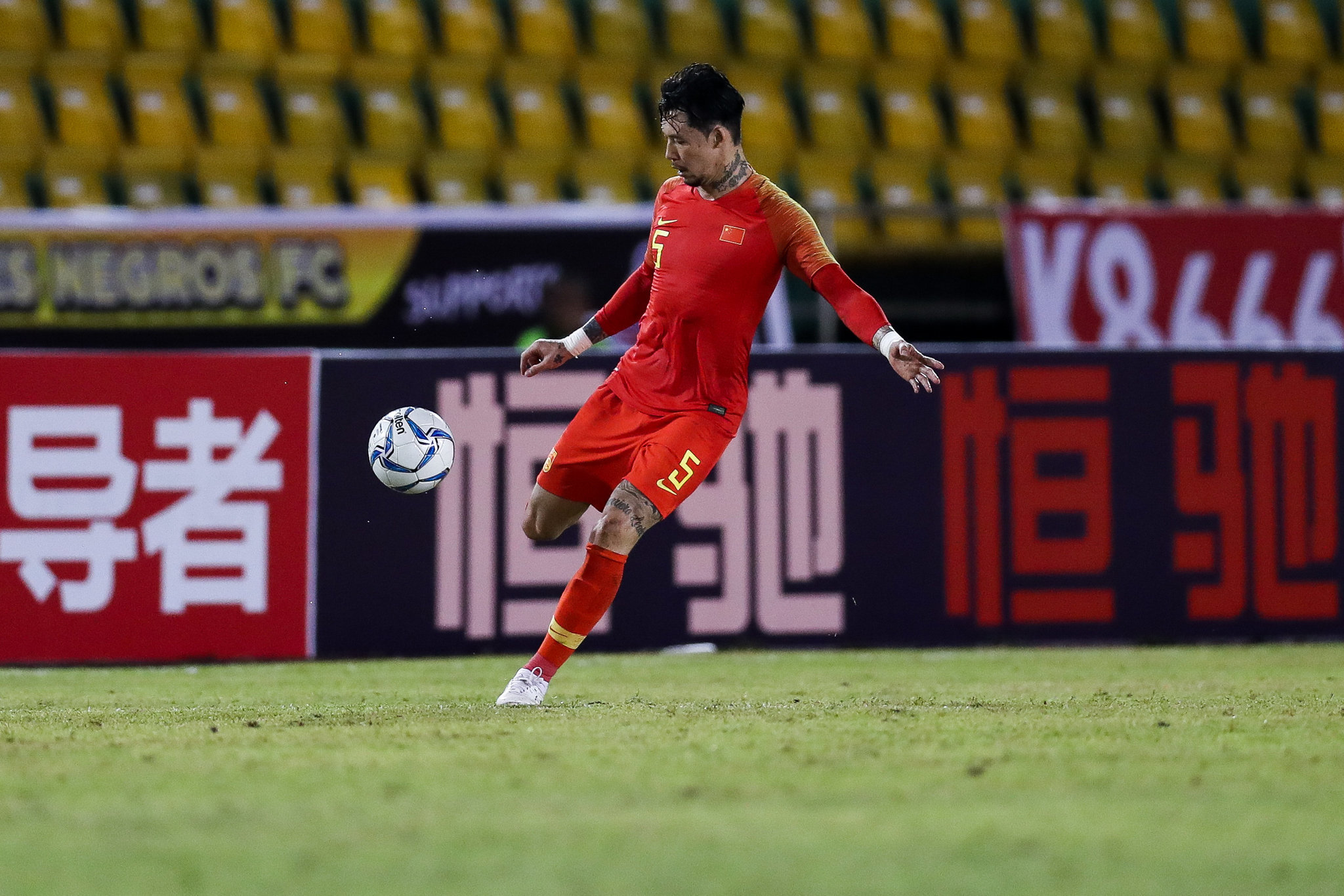 体坛:张琳芃腰伤为旧伤复发,可以赶上与越南的比赛