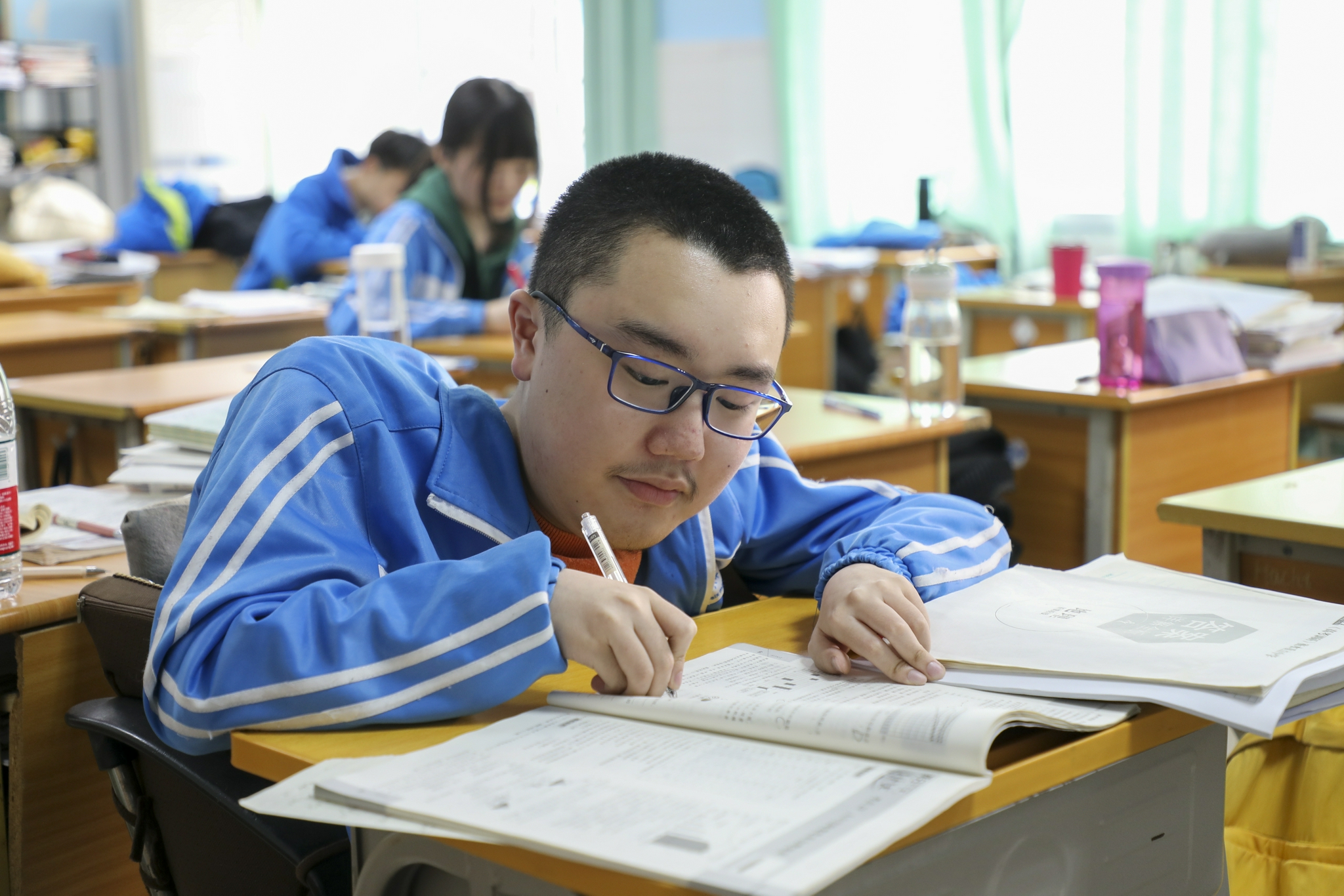 轮椅上风雨无阻追梦12年 "渐冻学子"终圆大学梦