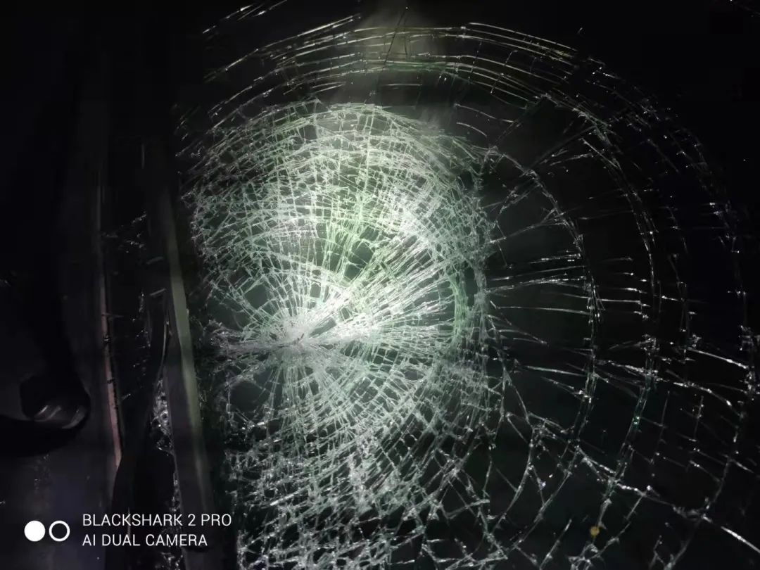 老人抱娃横穿马路围观车祸，恰好过路司机也看了两眼，结果……休闲区蓝鸢梦想 - Www.slyday.coM