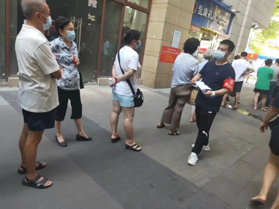 大东街核酸检测现场，居民自发做志愿者支援！休闲区蓝鸢梦想 - Www.slyday.coM