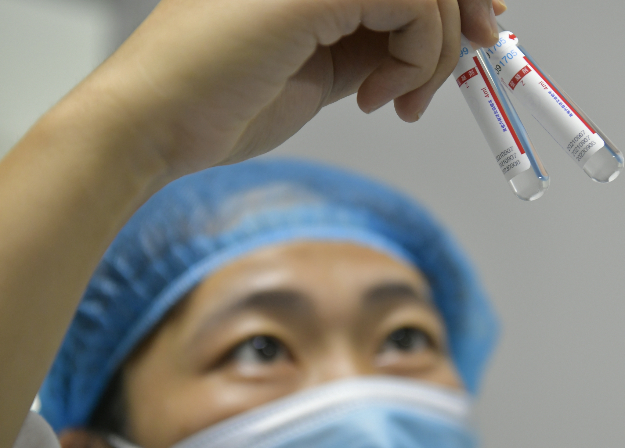 9月9日,技术人员在沧县一家药品包装材料企业实验室工作.