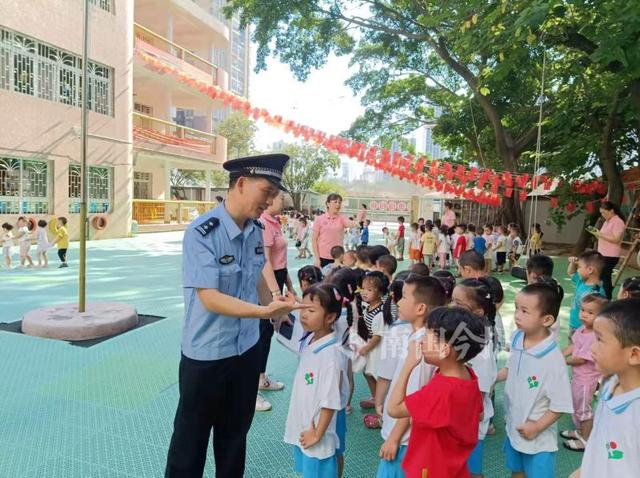 “跟爸爸妈妈走散了怎么办？”民警走进幼儿园讲“安全”