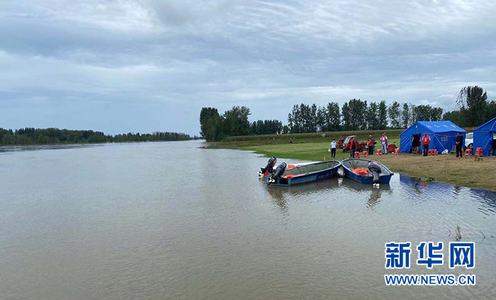 图为湖北老河口市仙人渡镇崔家营村干部群众9月7日在防汛点值守.