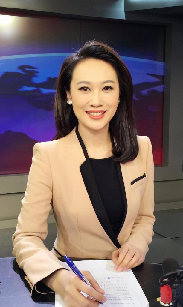 央视主持人张琳罕见现身54岁状态特别年轻穿上西装气质大方