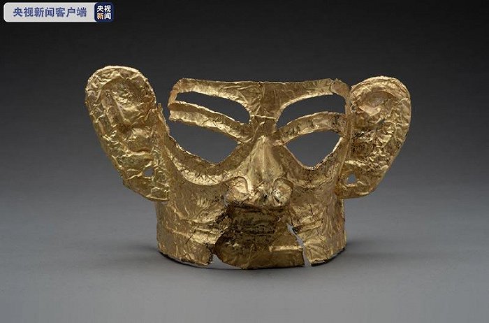 △3号坑出土金面罩。完整的金面具是新出土的“重器”，此前发掘的金面具均为残件，而这件金面具非常完整，质地做工极好，数千年后仍然熠熠生辉。专家推测，该面具可能是附着在青铜头像上的。