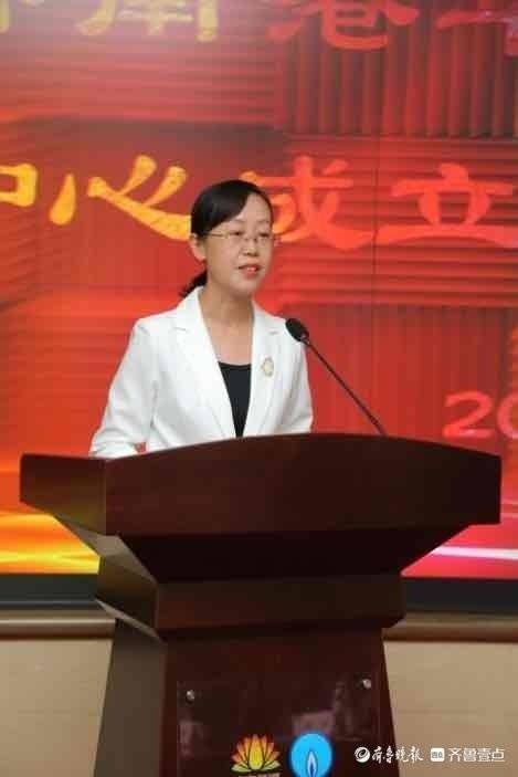 市民巡访团团长辛安,甸柳新村街道党工委书记张源分别祝愿济南港华