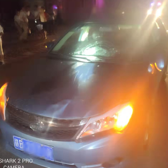 老人抱娃横穿马路围观车祸，恰好过路司机也看了两眼，结果……休闲区蓝鸢梦想 - Www.slyday.coM