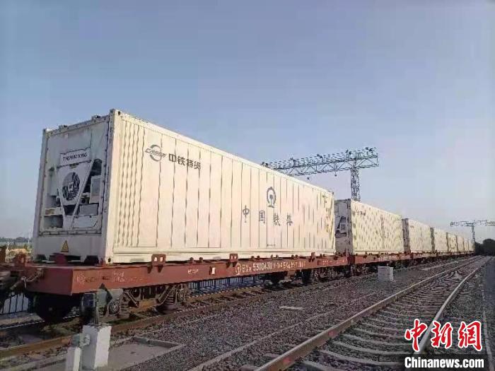 中新网新疆喀什9月9日电 (雷木果)9日,以新梅货物为主的铁路冷链班列