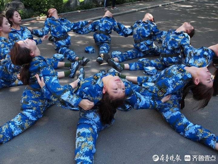 军训间隙练一字马,山东师大舞蹈新生首秀靓丽而精彩__财经头条