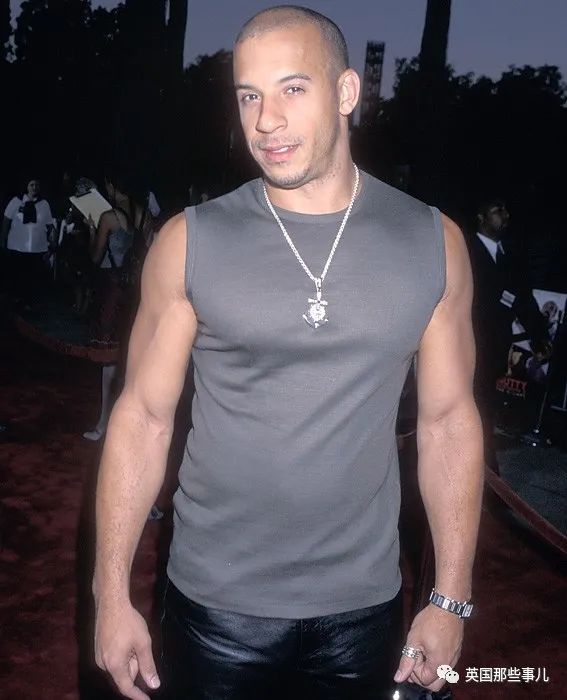 53岁范迪塞尔海边度假被拍到大肚腩英媒肥胖与激情