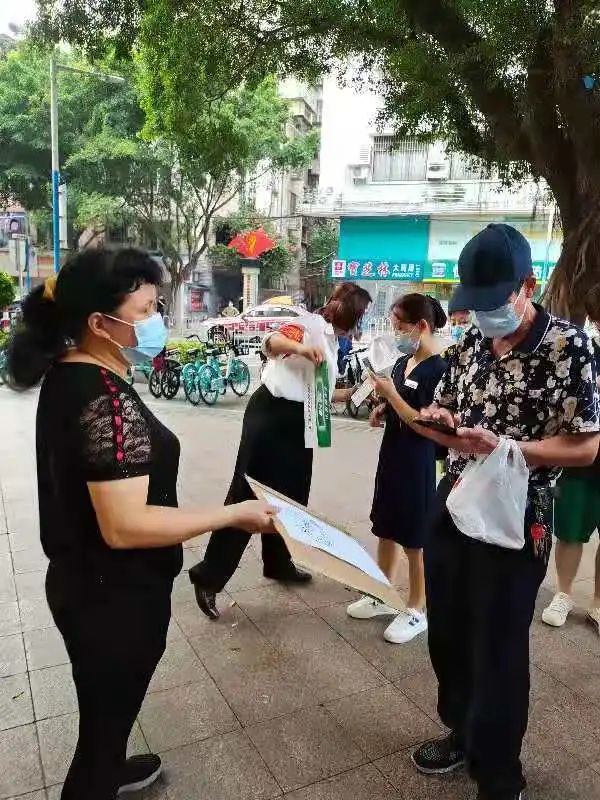 大东街核酸检测现场，居民自发做志愿者支援！休闲区蓝鸢梦想 - Www.slyday.coM