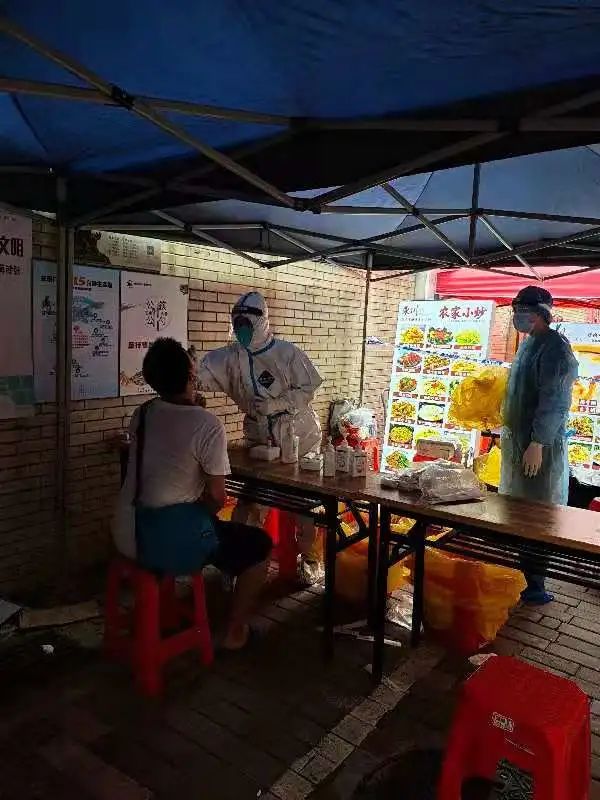 大东街核酸检测现场，居民自发做志愿者支援！休闲区蓝鸢梦想 - Www.slyday.coM