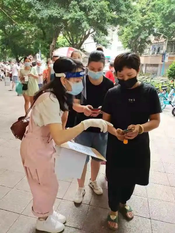 大东街核酸检测现场，居民自发做志愿者支援！休闲区蓝鸢梦想 - Www.slyday.coM