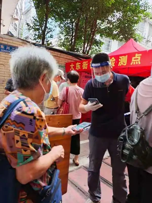 大东街核酸检测现场，居民自发做志愿者支援！休闲区蓝鸢梦想 - Www.slyday.coM