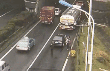 老人抱娃横穿马路围观车祸，恰好过路司机也看了两眼，结果……休闲区蓝鸢梦想 - Www.slyday.coM