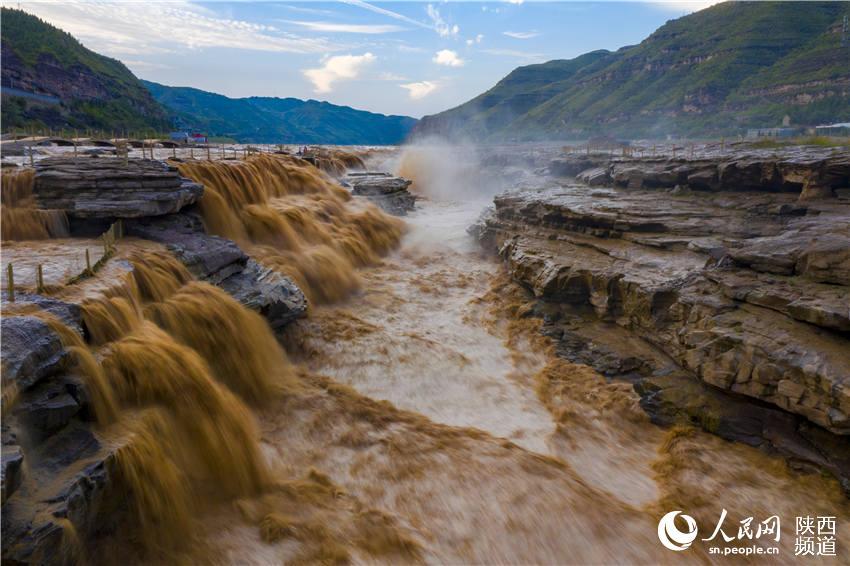 位于秦晋峡谷中段的陕西黄河壶口瀑布水量大增,滔滔黄河水如万马奔腾