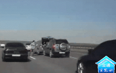 老人抱娃横穿马路围观车祸，恰好过路司机也看了两眼，结果……休闲区蓝鸢梦想 - Www.slyday.coM