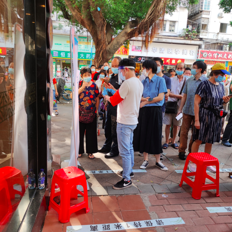 大东街核酸检测现场，居民自发做志愿者支援！休闲区蓝鸢梦想 - Www.slyday.coM