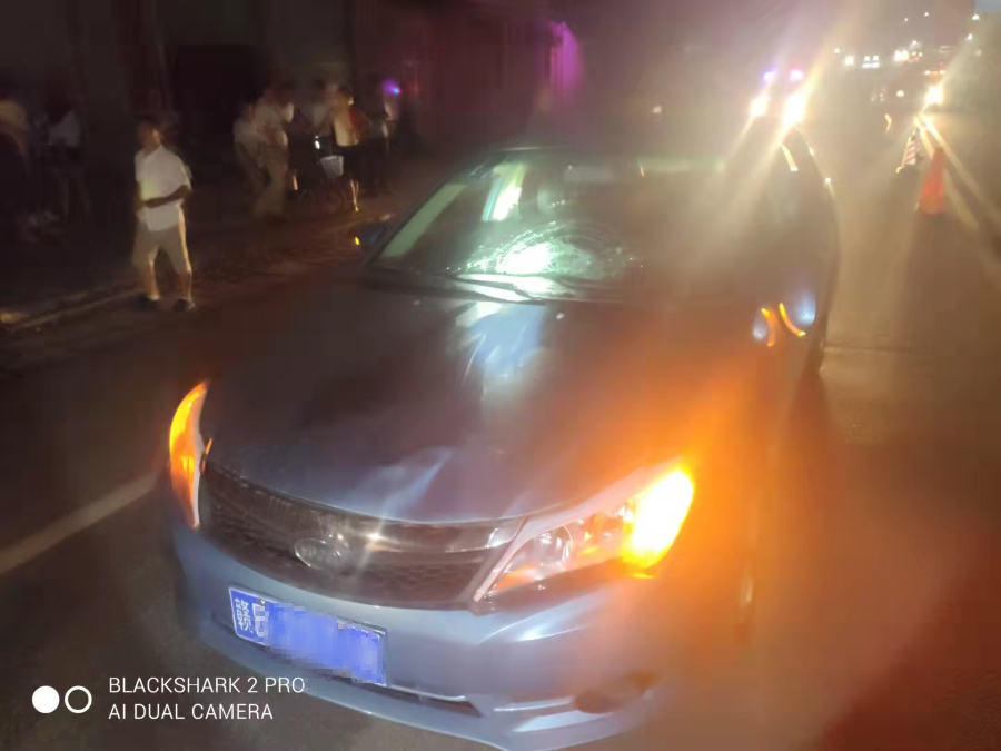 老人抱娃横穿马路围观车祸，恰好过路司机也看了两眼，结果……休闲区蓝鸢梦想 - Www.slyday.coM