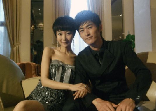 流星雨慕容云朵首晒女儿正脸庆百天还与老公亲吻撒糖甜齁