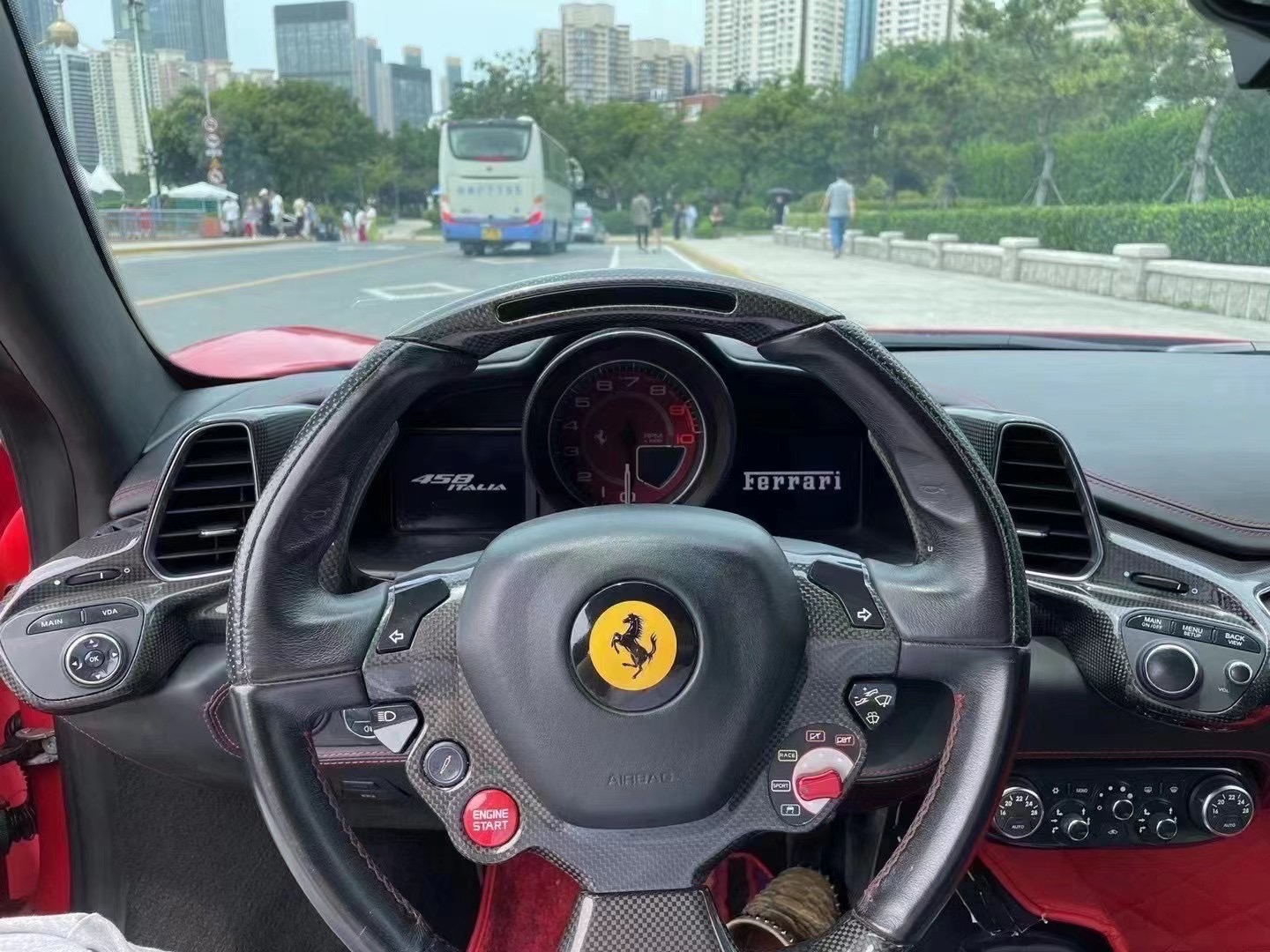 车的图片458秉承法拉利一贯优秀的平衡,一流感,它懂得跟驾驶者交流
