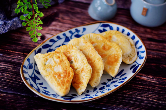 在家做韭菜盒子鲜香四溢美味可口