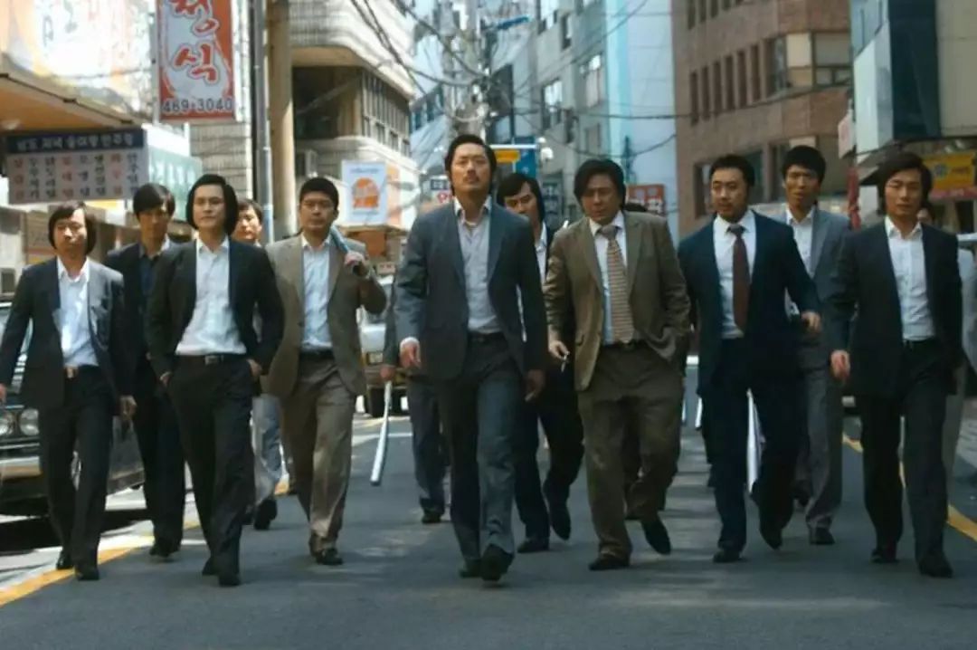 这就给了女孩子们一种错觉,认为那种混社会的小混混,都是电影中主角