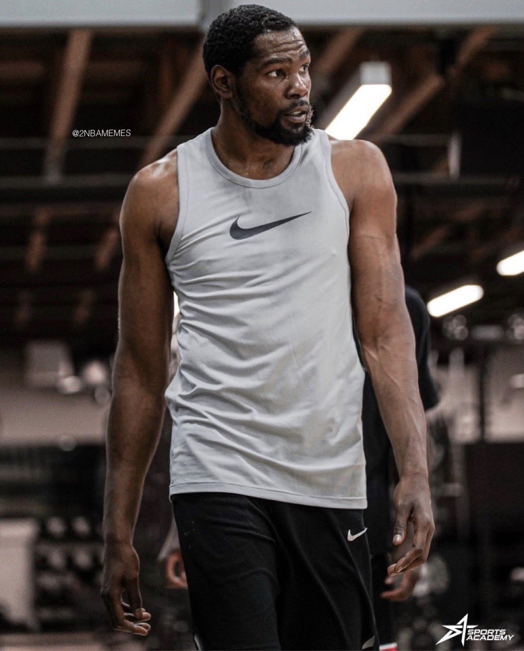 虚假的杜兰特肌肉照走红身材劲爆太夸张引网友疯狂斗图