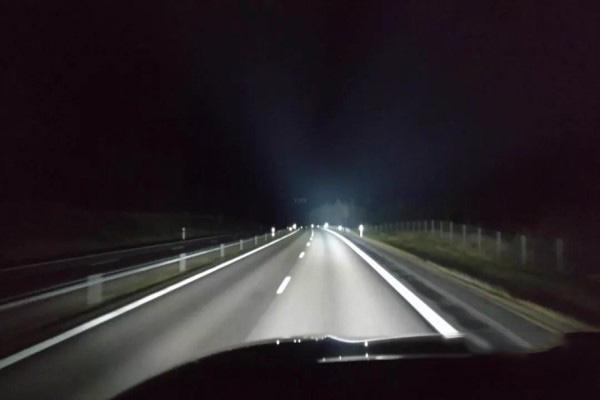 晚上在高速开车,这5个技巧要掌握,老司机:建议新手司机多学习-新浪汽