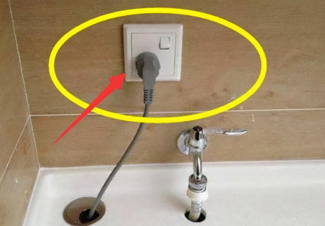 洗衣机用完要不要拔插头?看一看老阿姨的解决方法,让你不再纠结