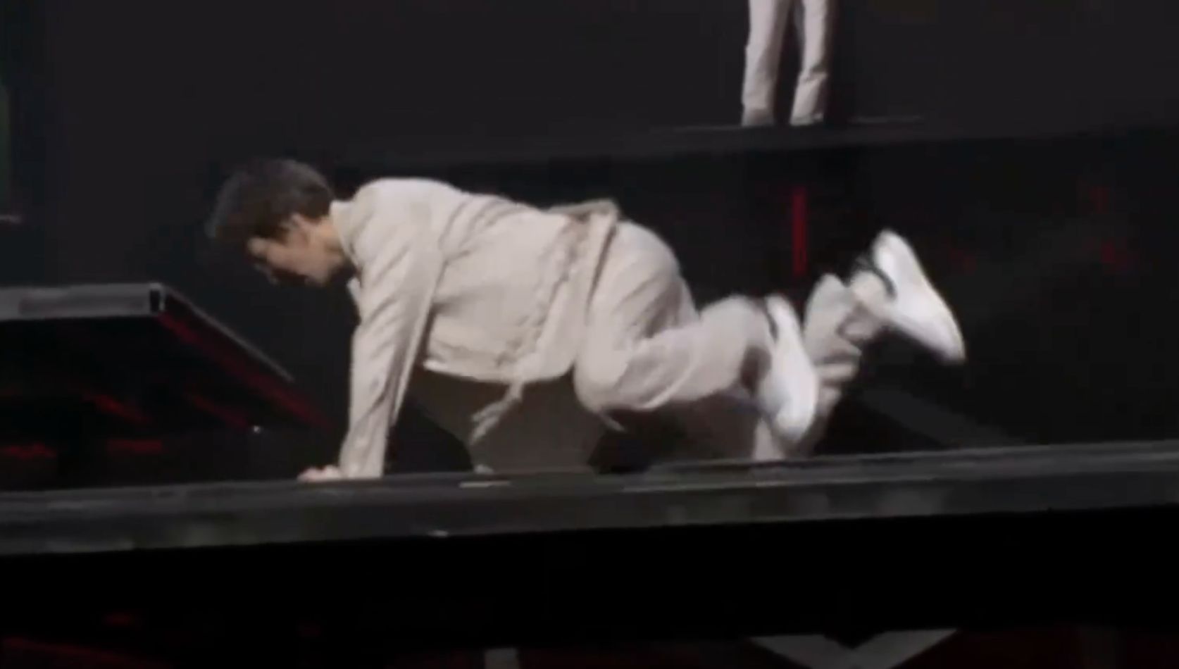 《披荆斩棘的哥哥》第五期林志炫摔倒又爬上舞台,太戳心!休闲区蓝鸢梦想 - Www.slyday.coM