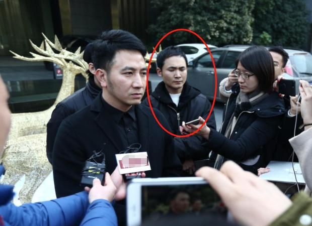 林生斌和朱舅舅关系的变化从两人昔日合照不难看出