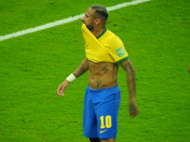 1传1射!内马尔脸蛋胖了一圈,肚子深吸气挤出腹肌骗自己