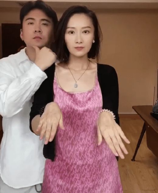 流星雨慕容云朵首晒女儿正脸庆百天还与老公亲吻撒糖甜齁