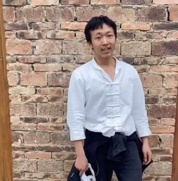 农村小伙苦练轻功,上演"飞檐走壁"成百万网红,惊人弹跳破记录