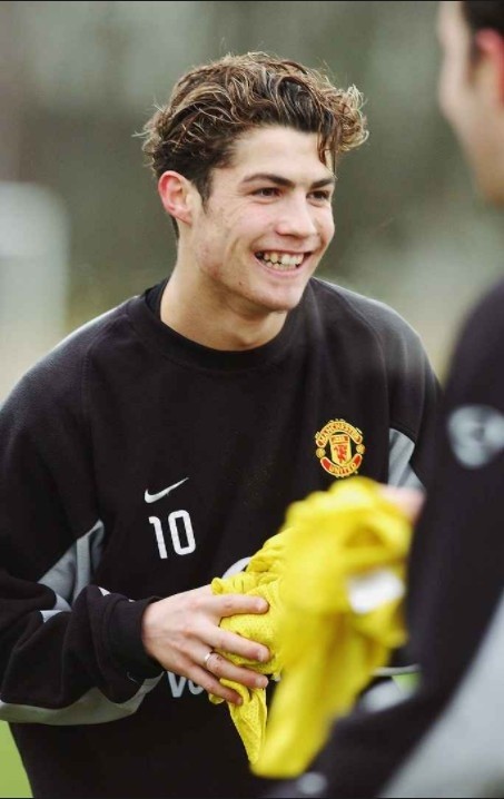 过去现在那个曼彻斯特的少年曼联官网晒c罗新旧对比照