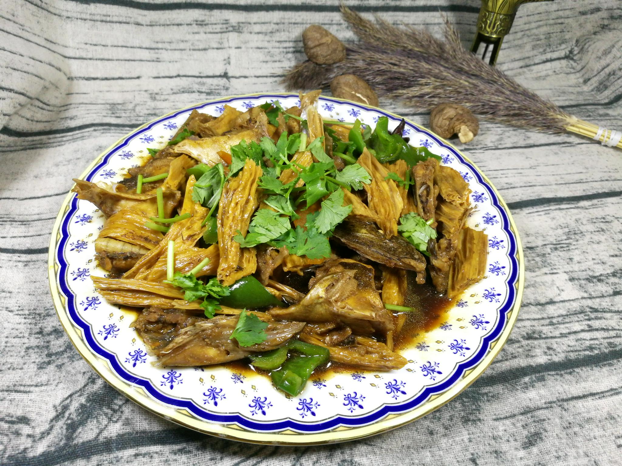 美味的腐竹焖鱼
