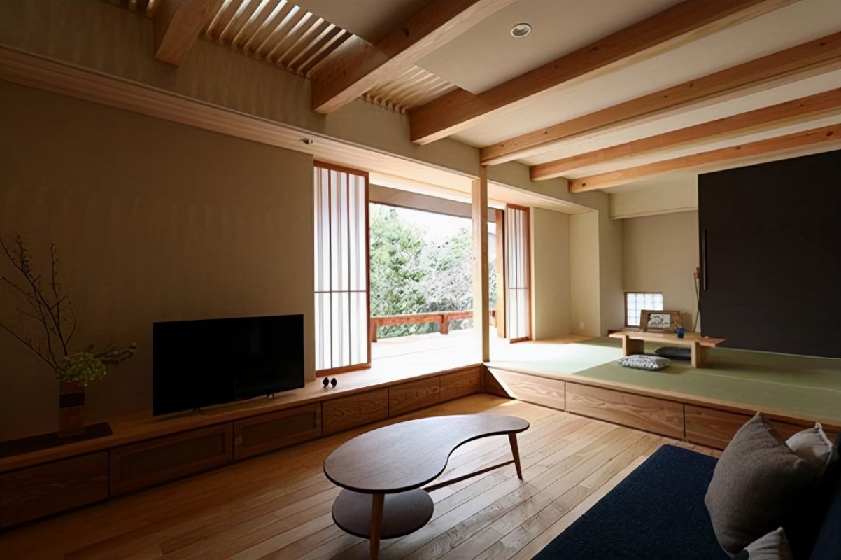 客厅抬高地面30cm,下沉式设计又分出一层,装榻榻米打造成茶室