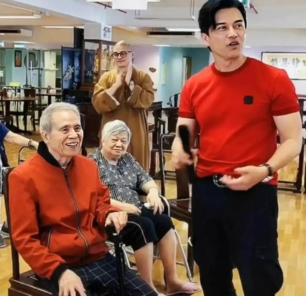 吕良伟与小15岁富婆妻子热舞，保养得当不显老，结婚20年仍恩爱休闲区蓝鸢梦想 - Www.slyday.coM