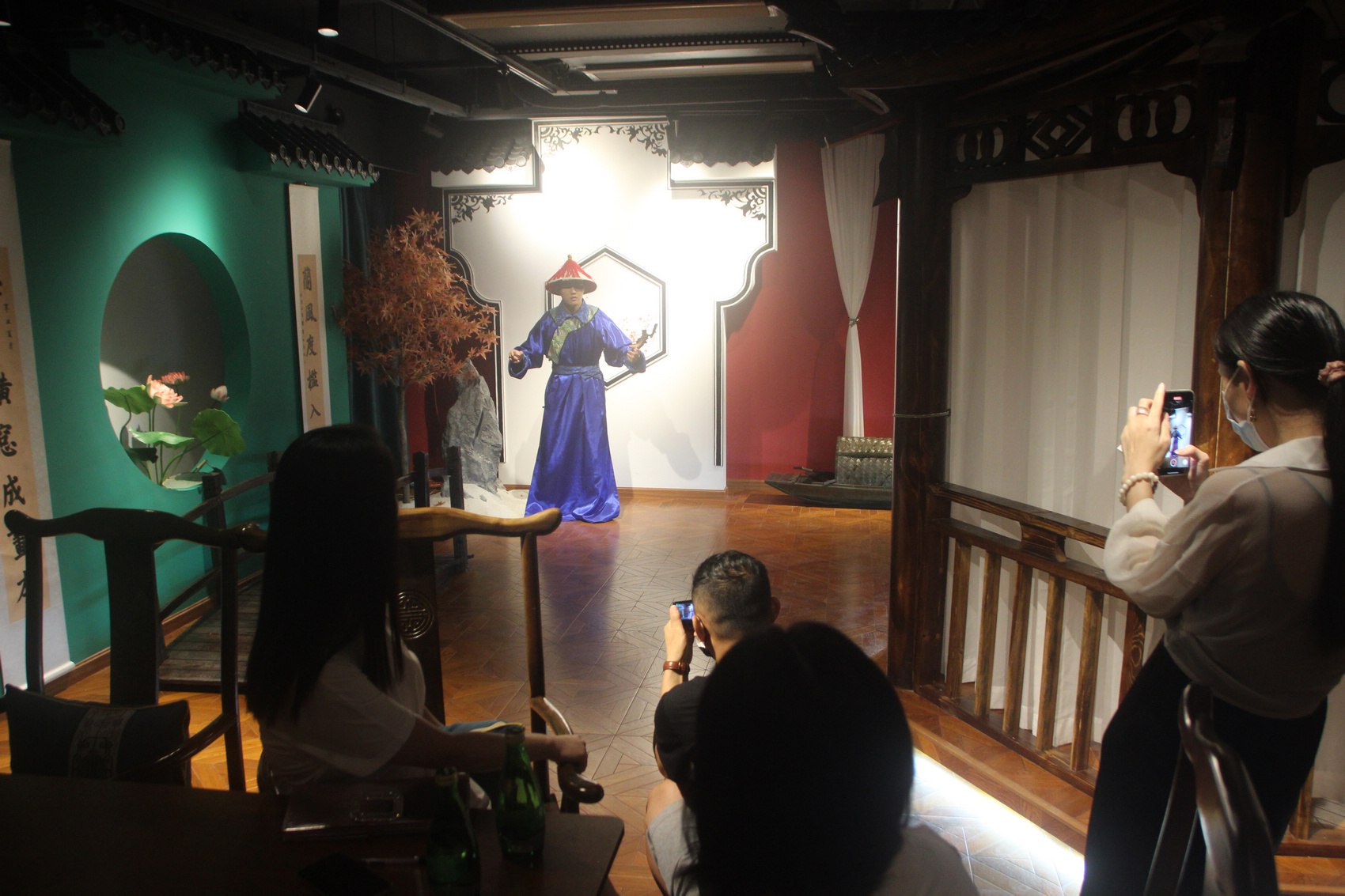 话剧式体验俩女孩开出杭州首家剧本杀演绎馆想去体验一下吗