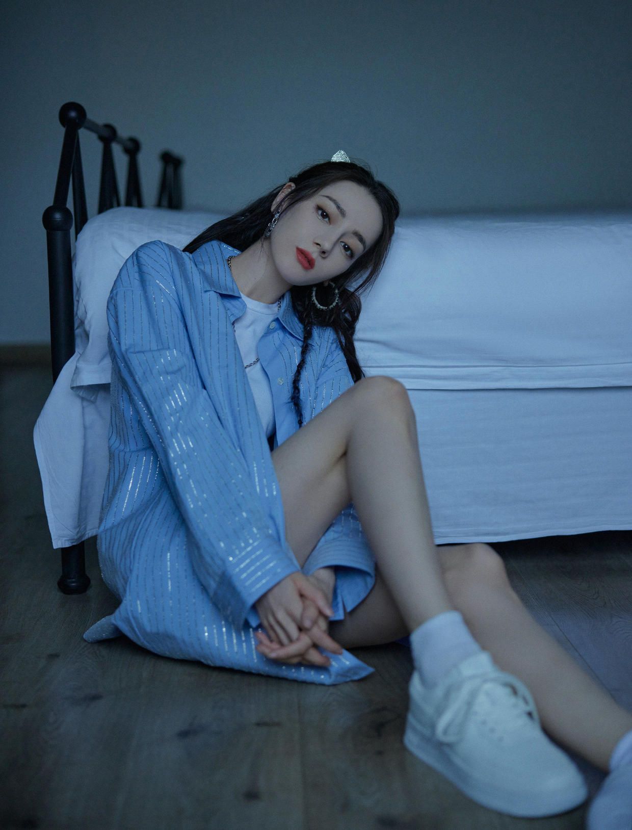 迪丽热巴人美又会穿,黑白粗毛呢连衣裙成熟优雅,高贵典雅