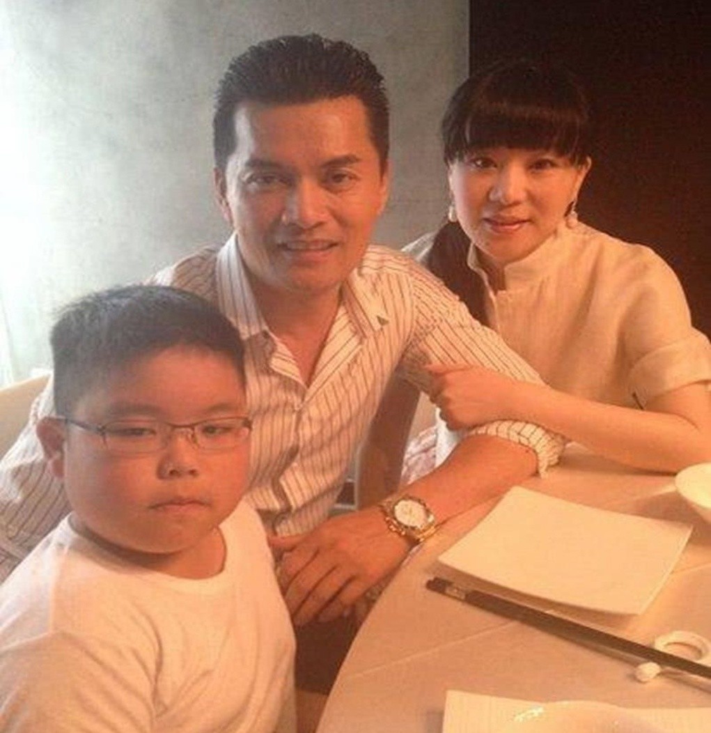 吕良伟与小15岁富婆妻子热舞，保养得当不显老，结婚20年仍恩爱休闲区蓝鸢梦想 - Www.slyday.coM