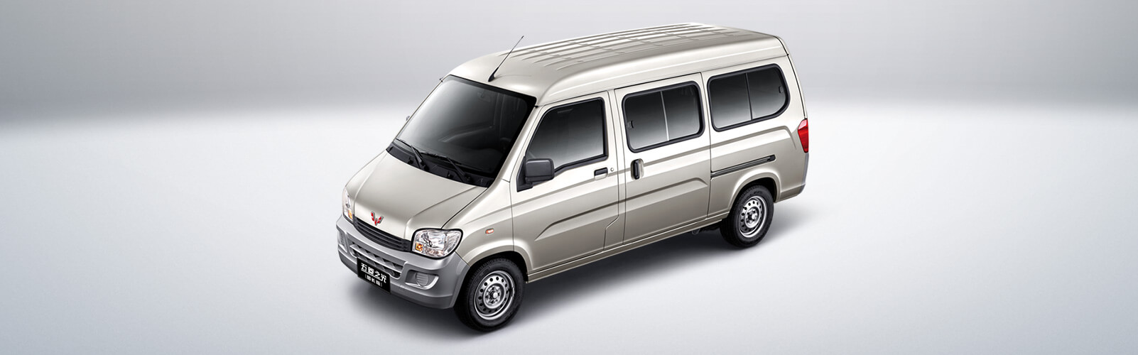 正文还记得以前有那么一批豪车车主,在自己的车尾贴上一个五菱宏光的